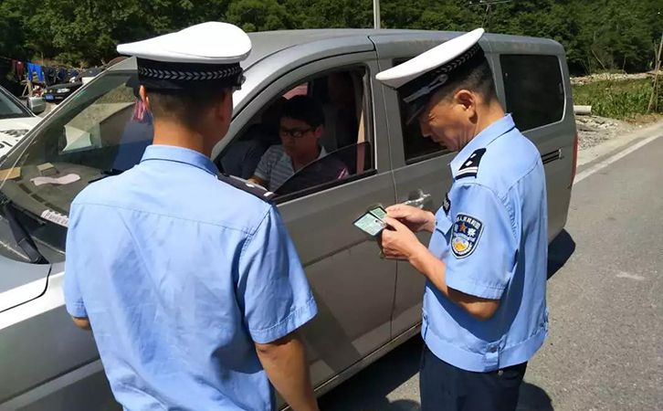 交警檢查面包車