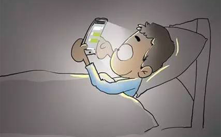 睡前玩手機(jī)